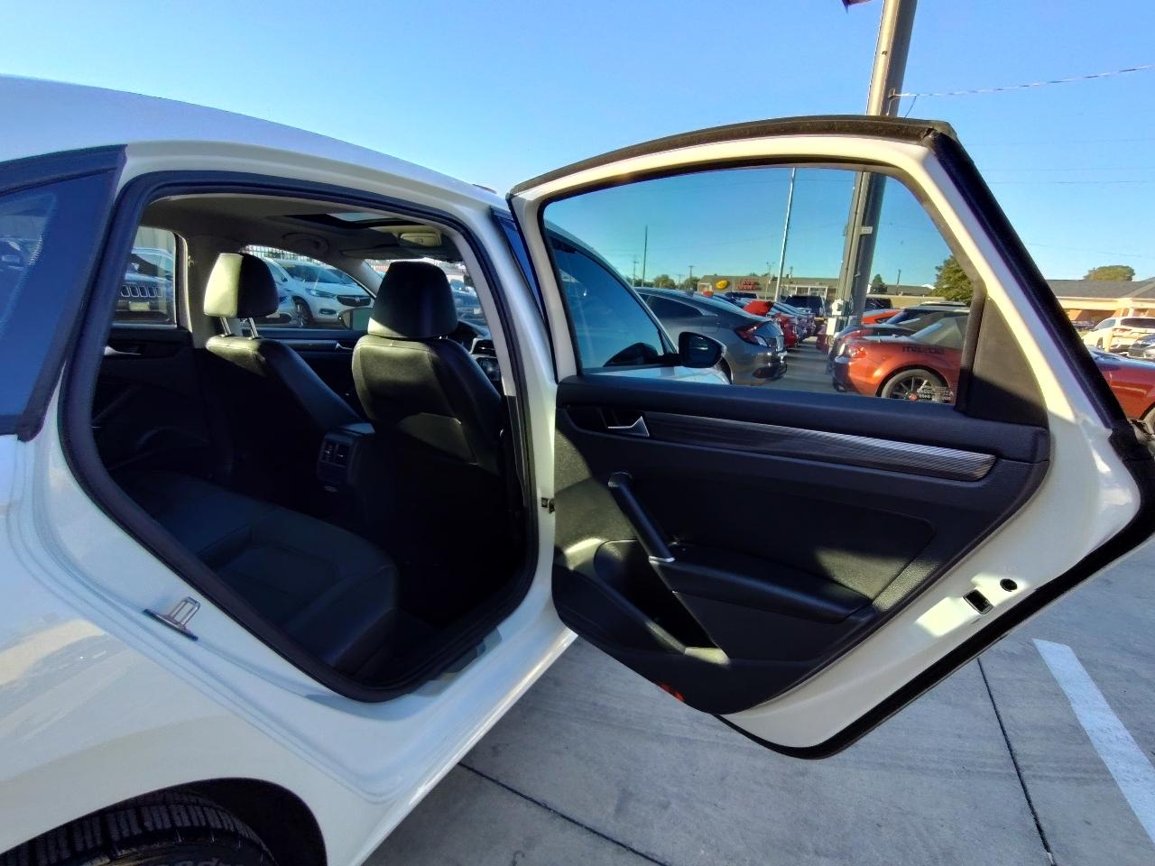 Volkswagen Passat R-Line w/Comfort Pkg Auto 2020