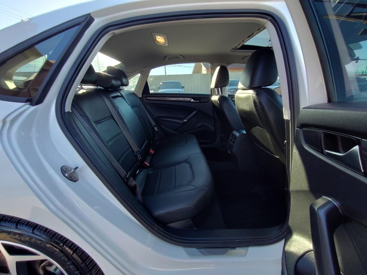 Volkswagen Passat R-Line w/Comfort Pkg Auto 2020
