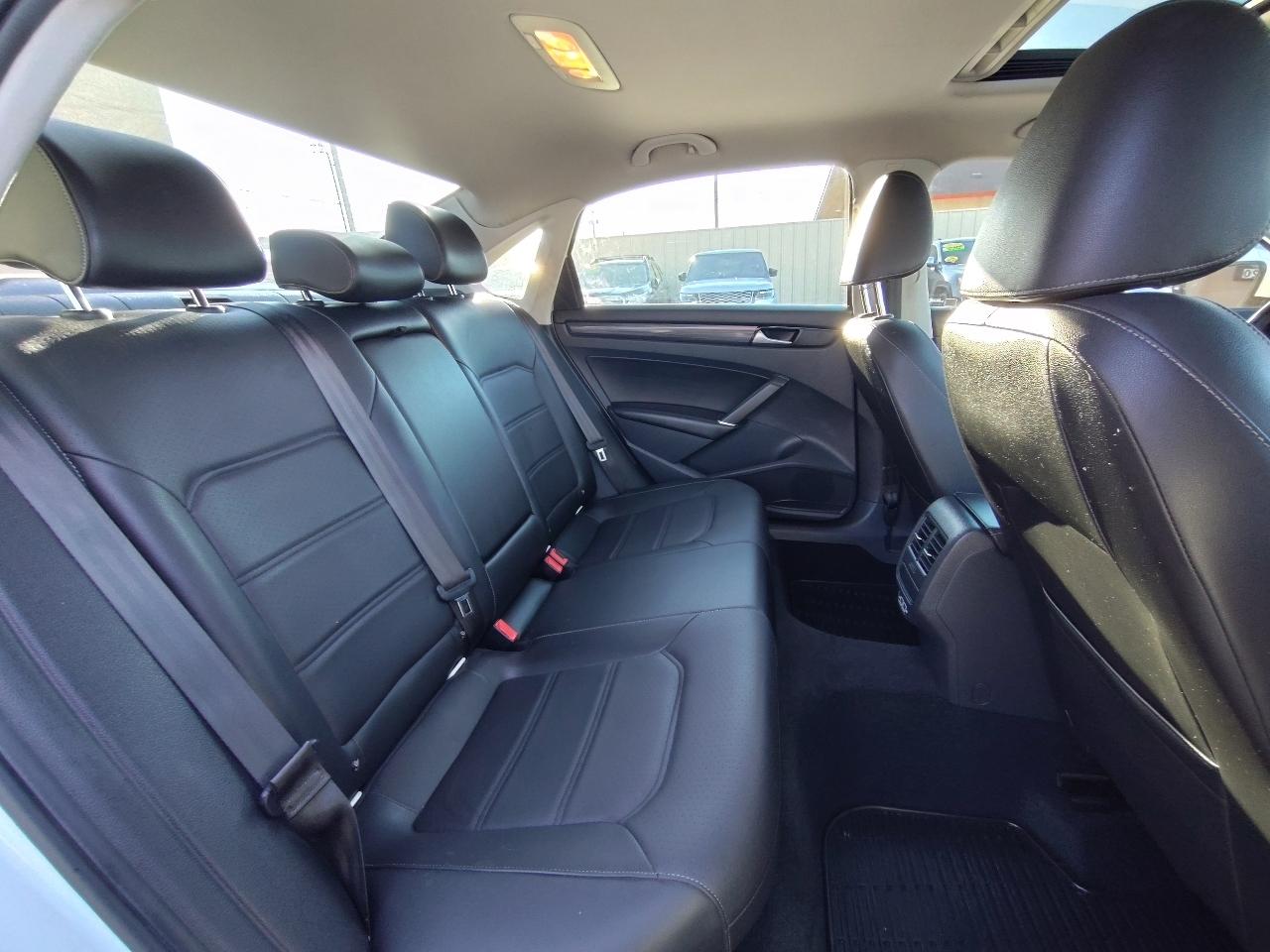 Volkswagen Passat R-Line w/Comfort Pkg Auto 2020