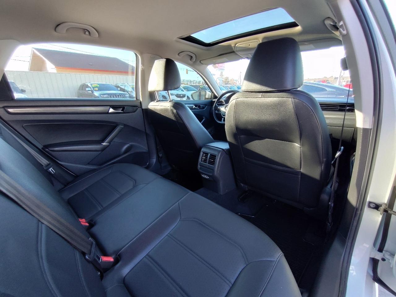 Volkswagen Passat R-Line w/Comfort Pkg Auto 2020
