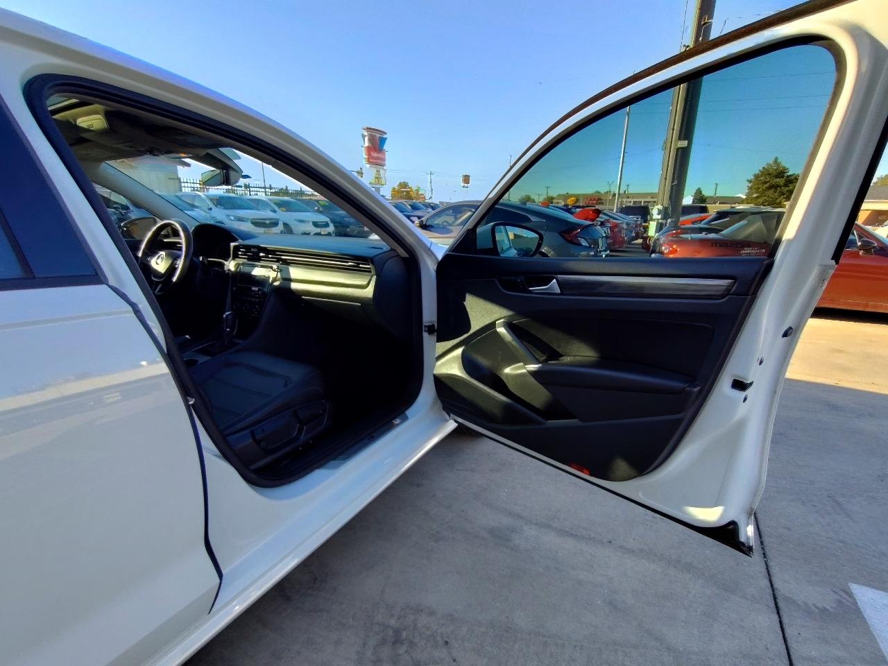 Volkswagen Passat R-Line w/Comfort Pkg Auto 2020