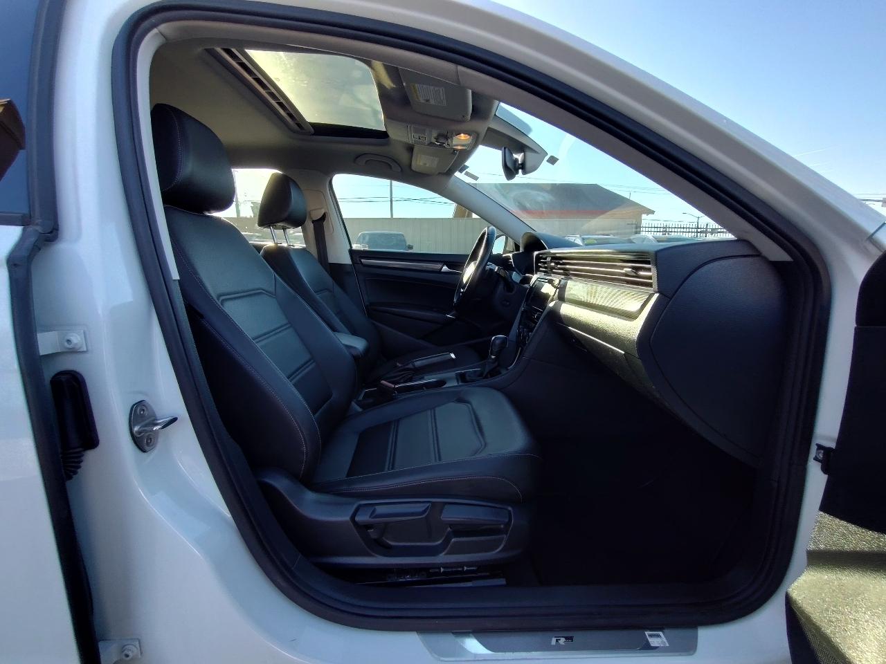 Volkswagen Passat R-Line w/Comfort Pkg Auto 2020
