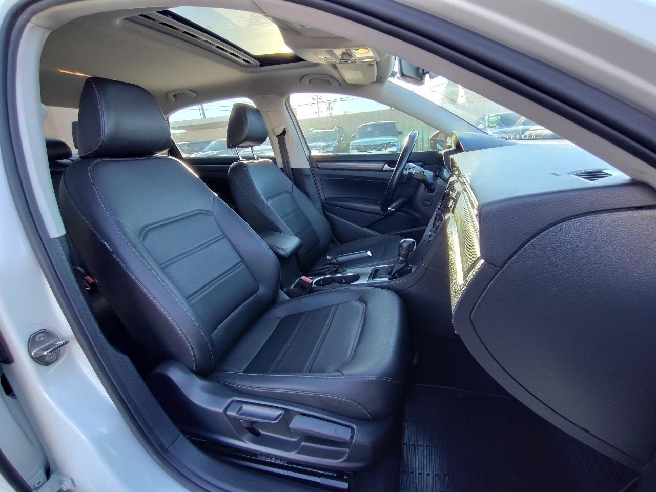 Volkswagen Passat R-Line w/Comfort Pkg Auto 2020
