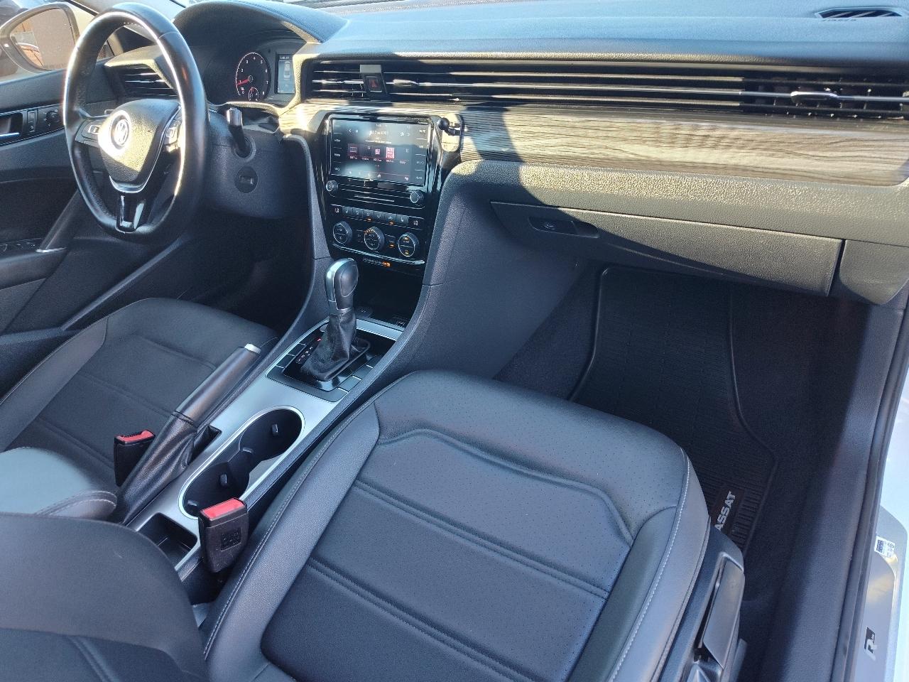 Volkswagen Passat R-Line w/Comfort Pkg Auto 2020