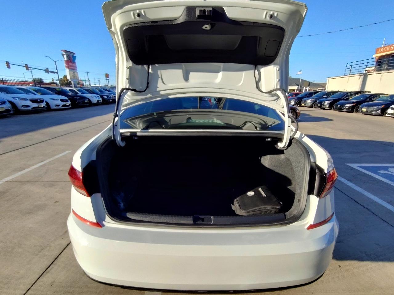 Volkswagen Passat R-Line w/Comfort Pkg Auto 2020