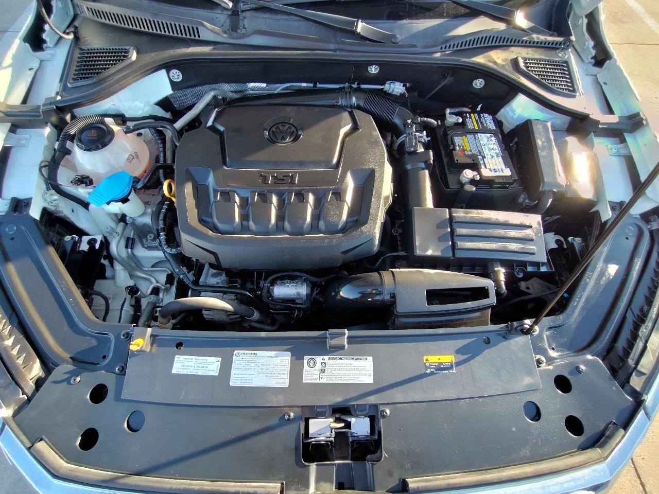 Volkswagen Passat R-Line w/Comfort Pkg Auto 2020