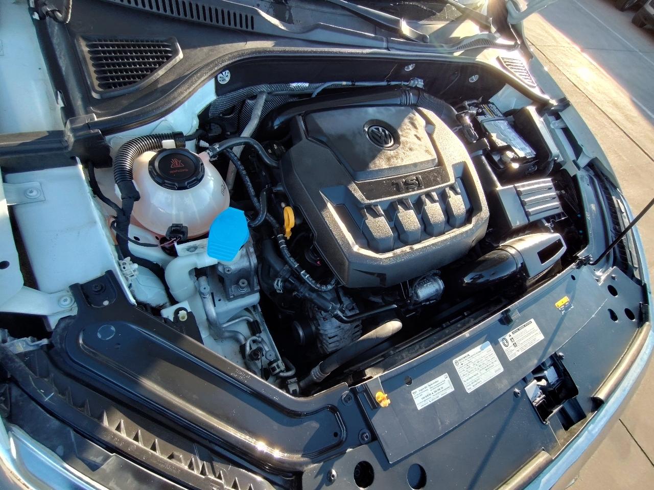 Volkswagen Passat R-Line w/Comfort Pkg Auto 2020