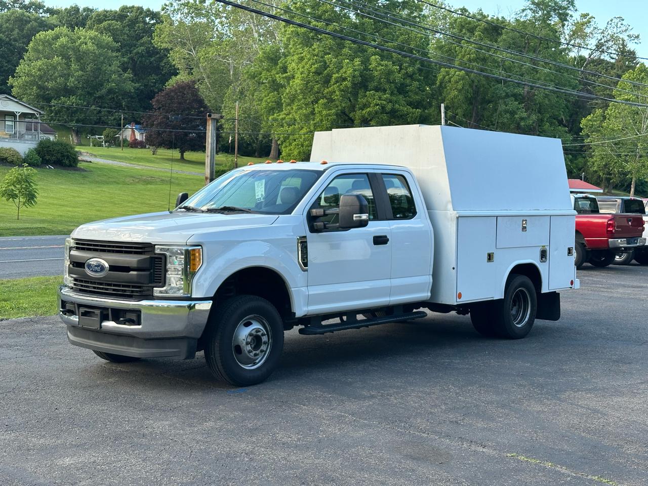 Ford F-350 SD XL SuperCab Long Bed DRW 4WD 2017