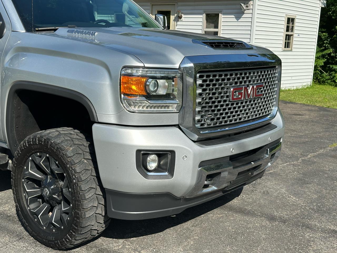 GMC Sierra 2500HD Denali Crew Cab 4WD 2017