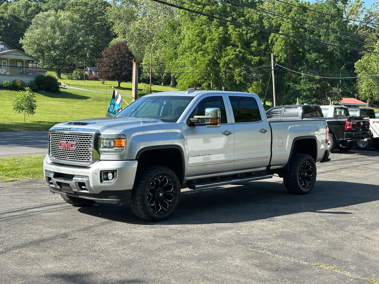 GMC Sierra 2500HD Denali Crew Cab 4WD 2017