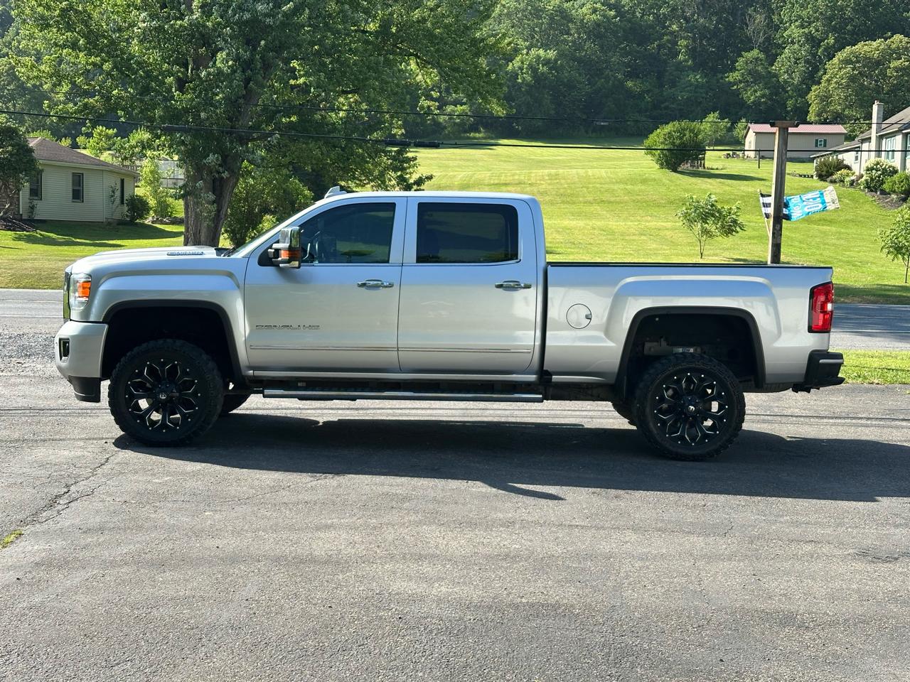 GMC Sierra 2500HD Denali Crew Cab 4WD 2017