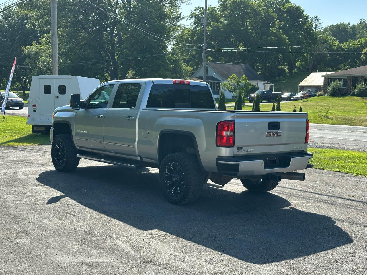 GMC Sierra 2500HD Denali Crew Cab 4WD 2017