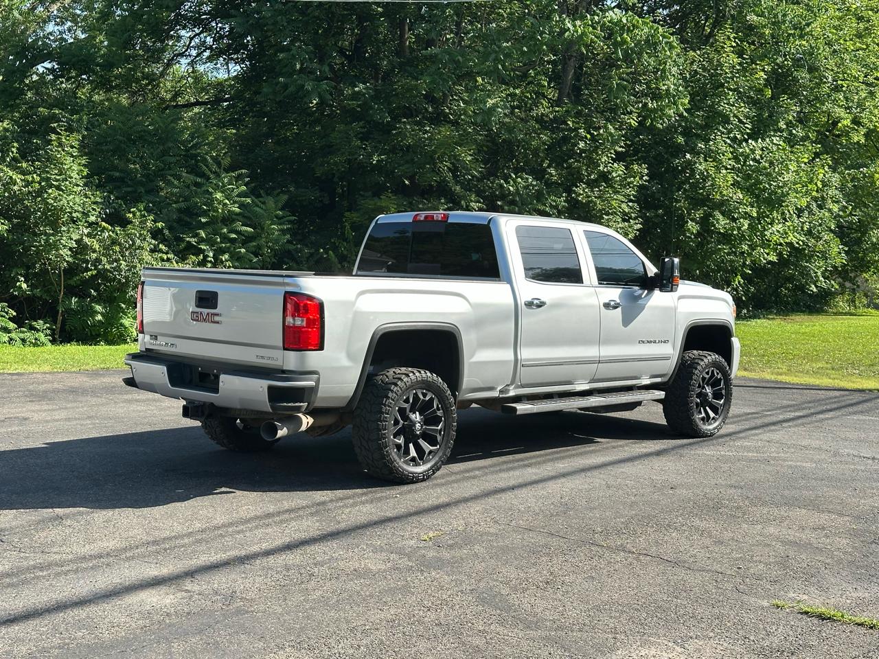 GMC Sierra 2500HD Denali Crew Cab 4WD 2017