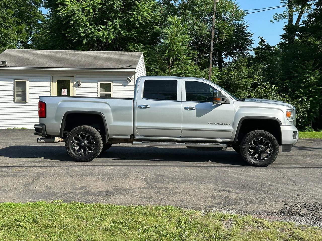 GMC Sierra 2500HD Denali Crew Cab 4WD 2017