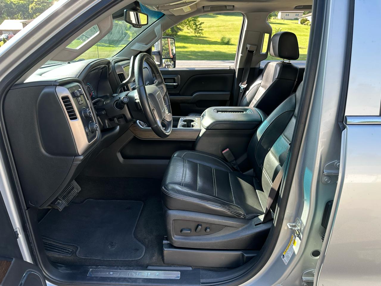 GMC Sierra 2500HD Denali Crew Cab 4WD 2017