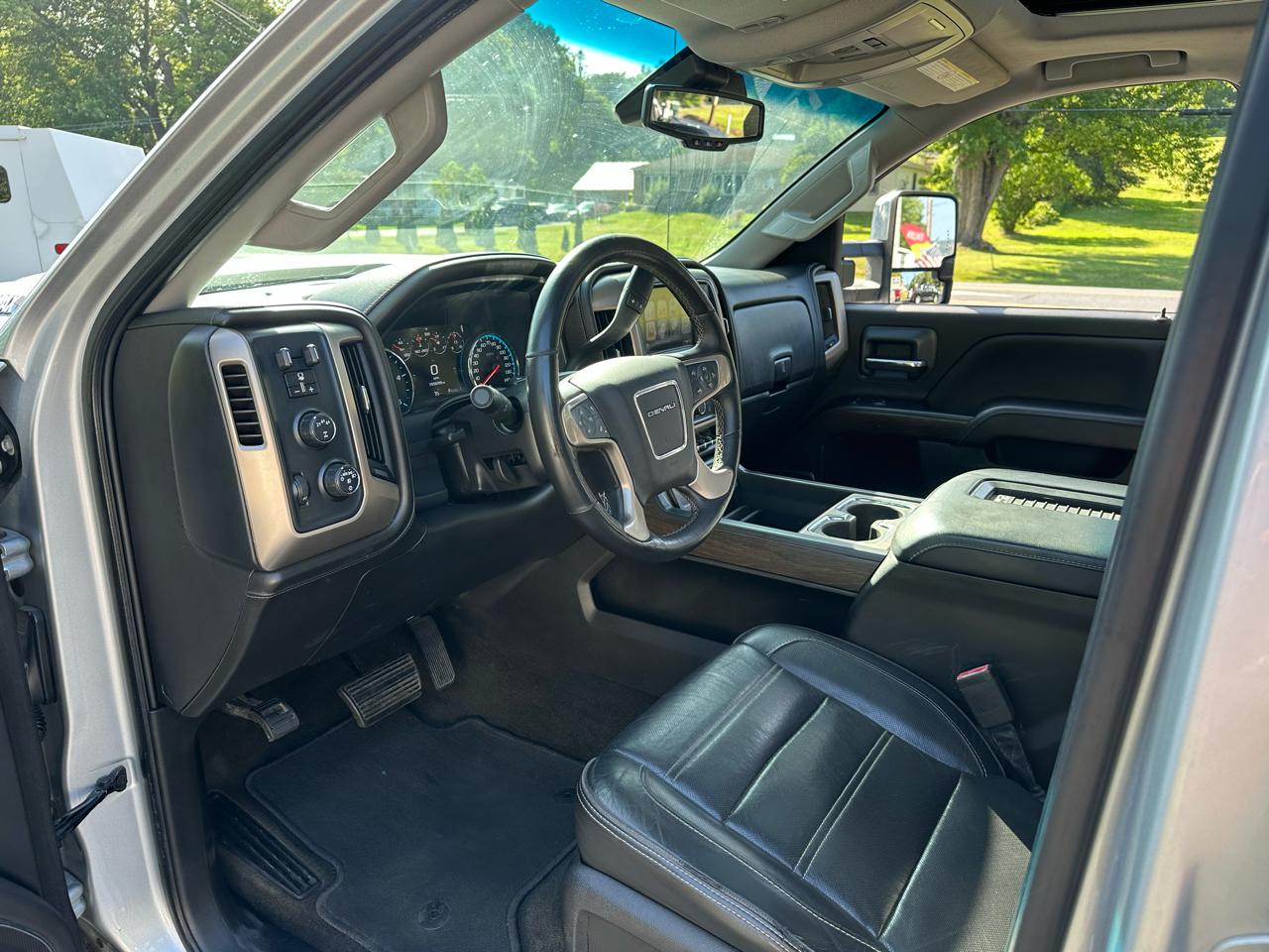 GMC Sierra 2500HD Denali Crew Cab 4WD 2017