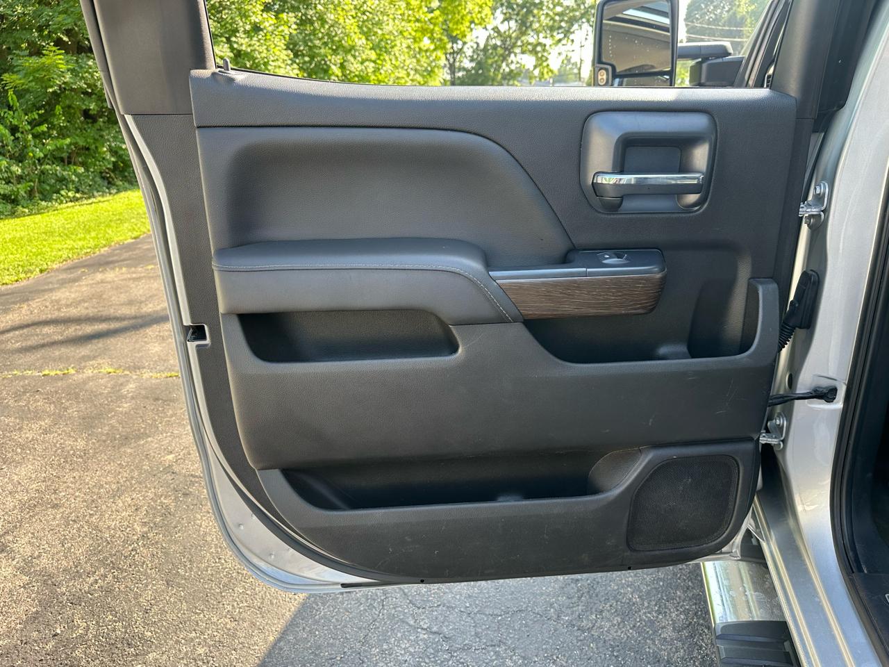 GMC Sierra 2500HD Denali Crew Cab 4WD 2017