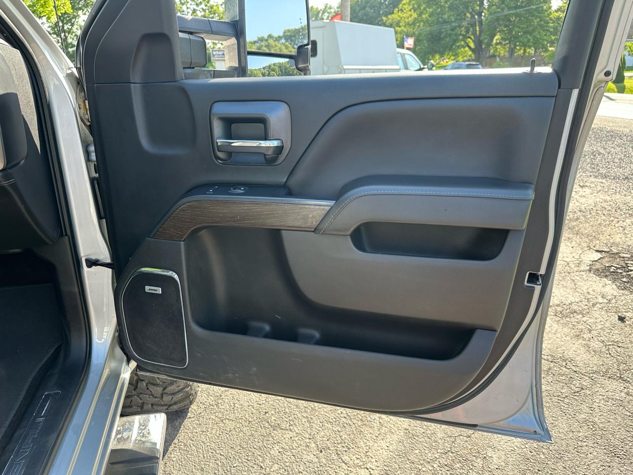 GMC Sierra 2500HD Denali Crew Cab 4WD 2017