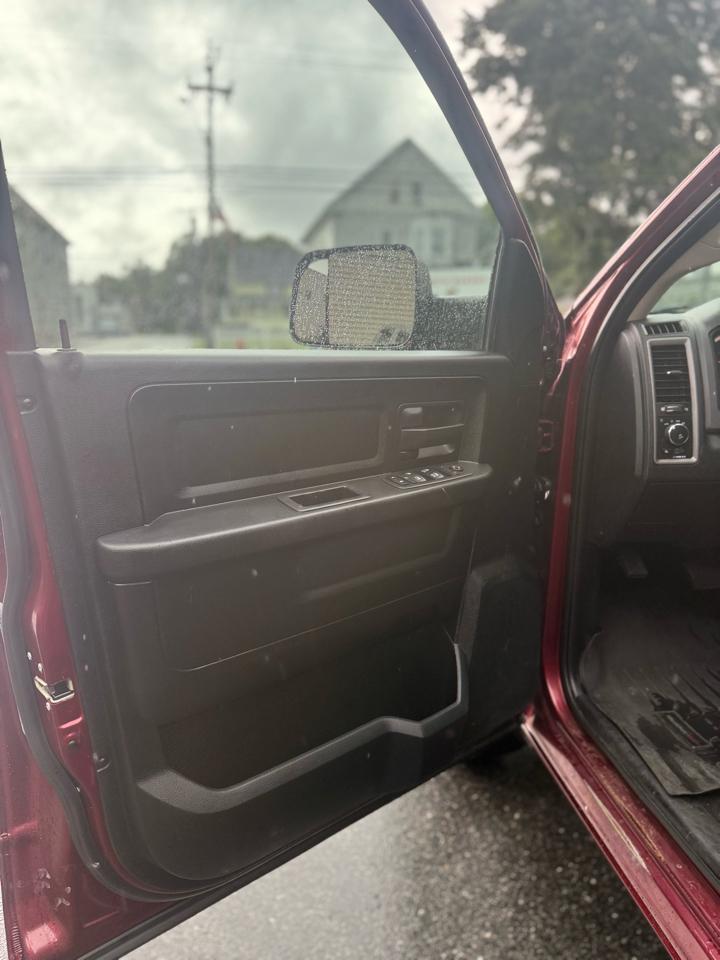RAM 1500 4WD Quad Cab 140.5" Express 2018