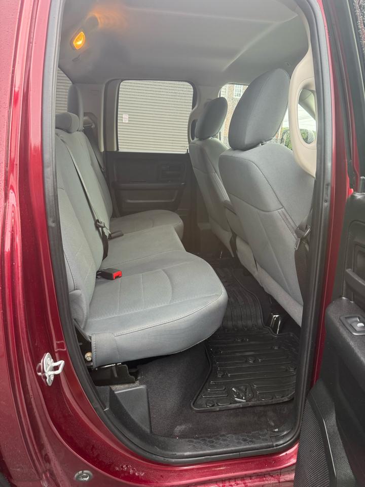 RAM 1500 4WD Quad Cab 140.5" Express 2018