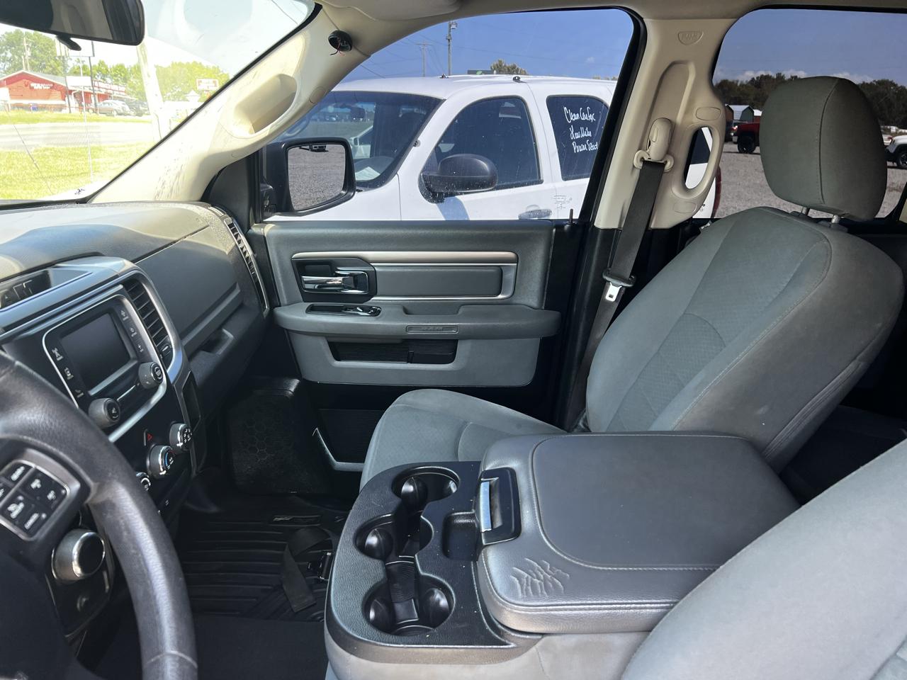 RAM 1500 Tradesman Quad Cab 4WD 2016