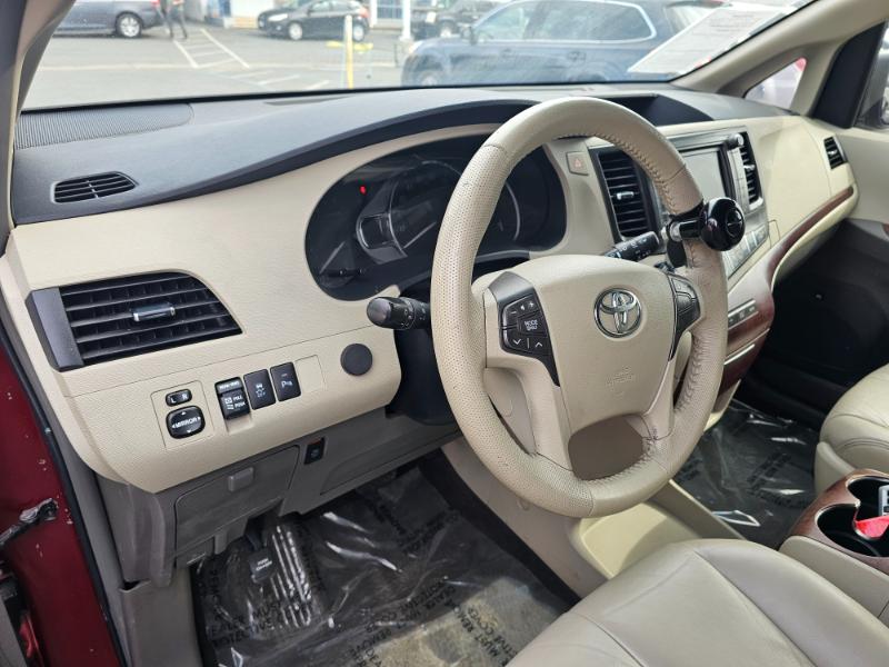 Toyota Sienna  2011 Toyota Sienna  2011