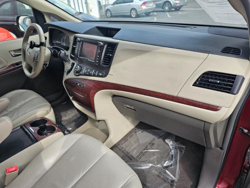 Toyota Sienna  2011 Toyota Sienna  2011