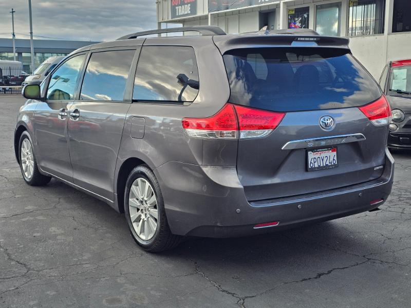 Toyota Sienna  2011 Toyota Sienna  2011