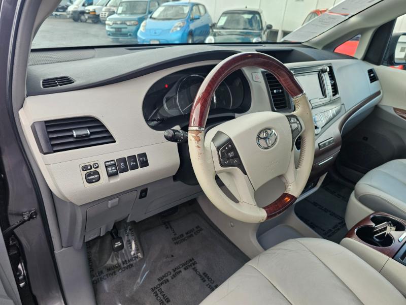Toyota Sienna  2011 Toyota Sienna  2011