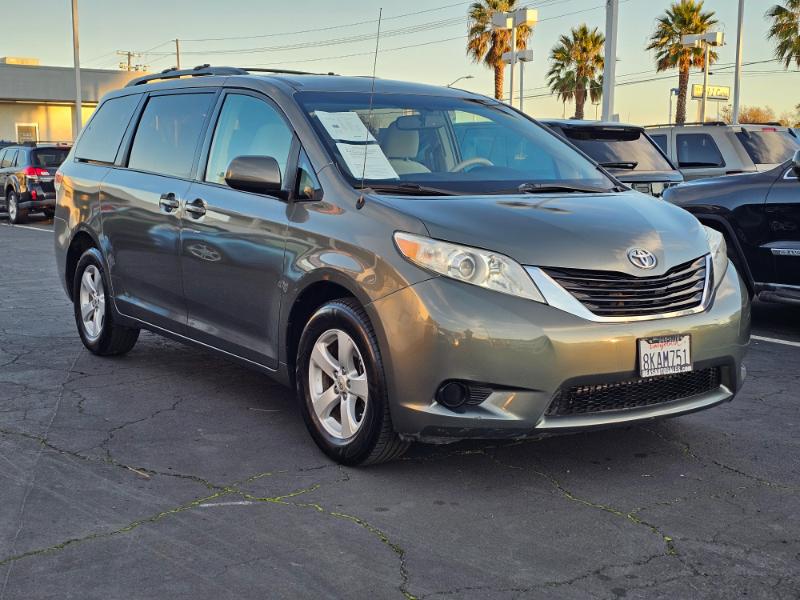 2011 Toyota Sienna LE's photo