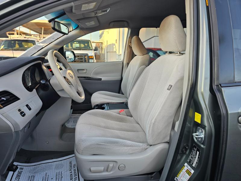 Toyota Sienna  2011