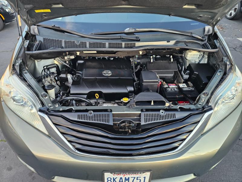 Toyota Sienna  2011
