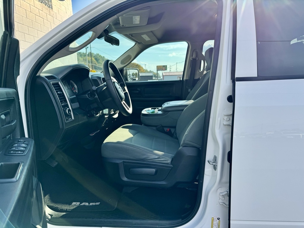 RAM 1500 4WD Crew Cab 140.5" Express 2016