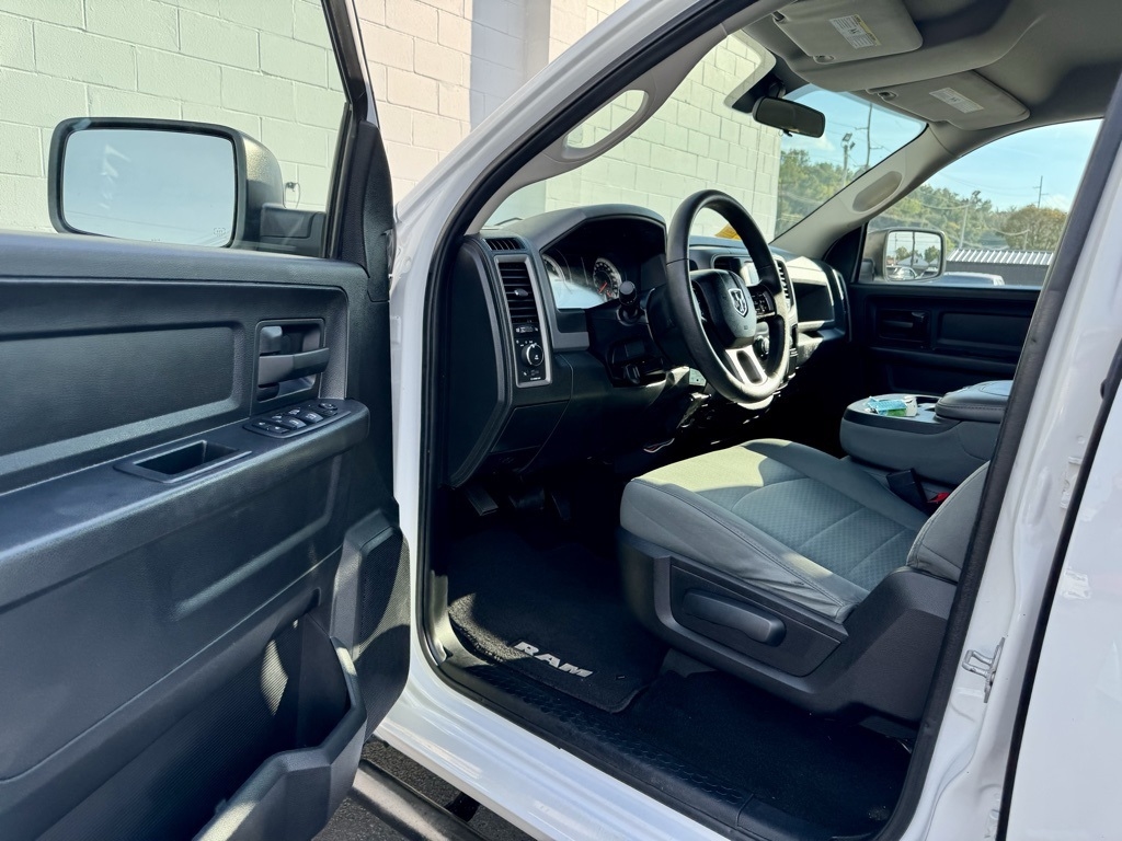 RAM 1500 4WD Crew Cab 140.5" Express 2016