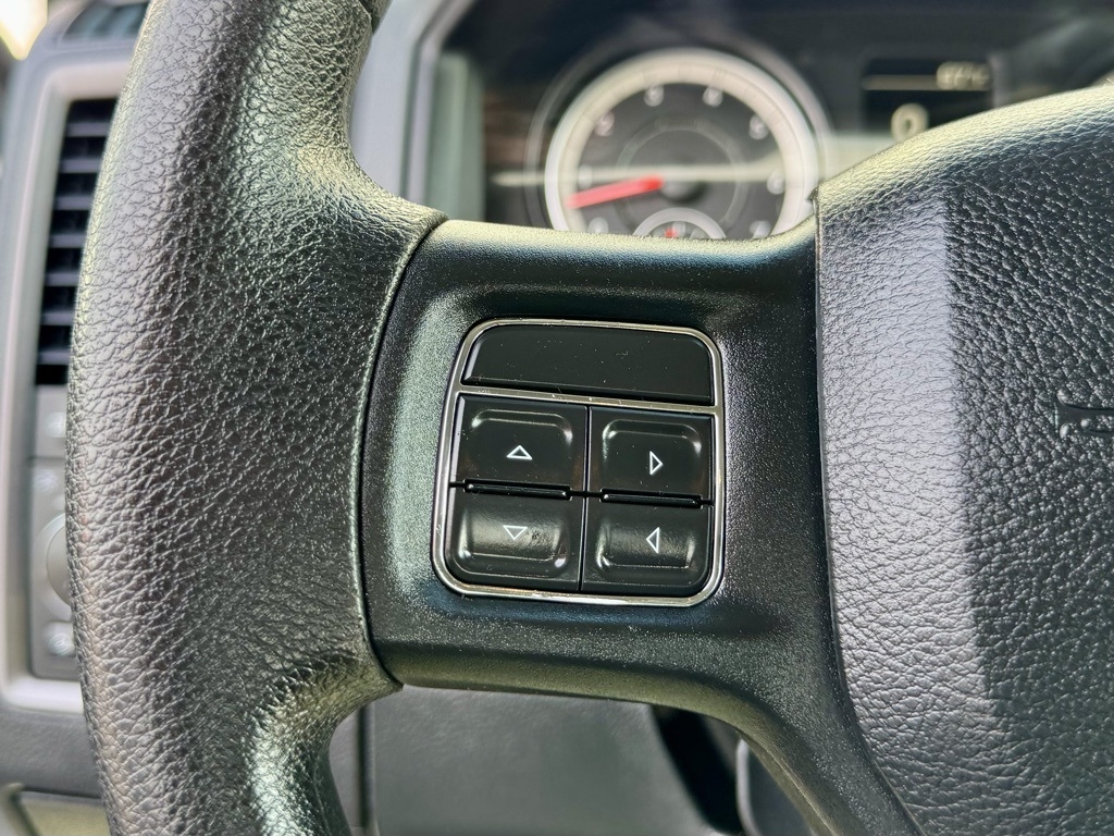 RAM 1500 4WD Crew Cab 140.5" Express 2016