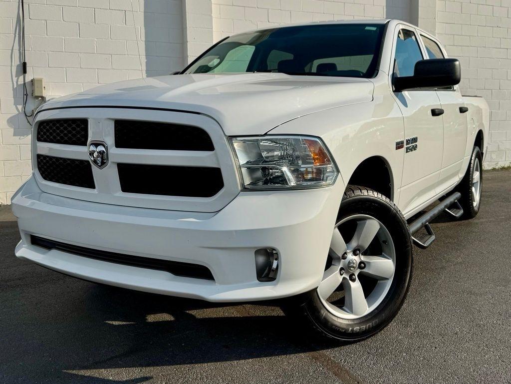 RAM 1500 4WD Crew Cab 140.5" Express 2016