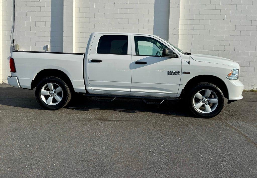 RAM 1500 4WD Crew Cab 140.5" Express 2016