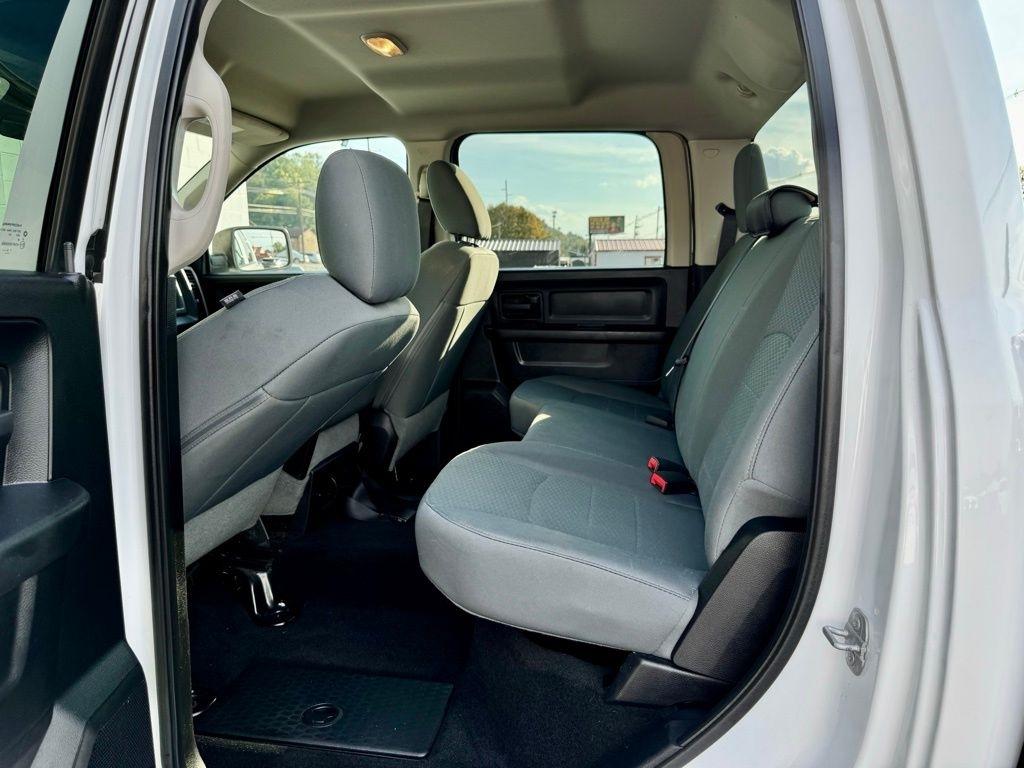 RAM 1500 4WD Crew Cab 140.5" Express 2016