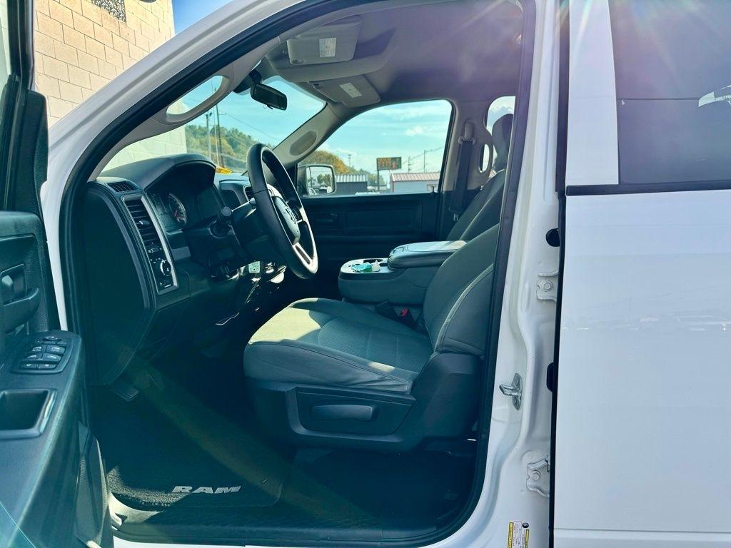 RAM 1500 4WD Crew Cab 140.5" Express 2016