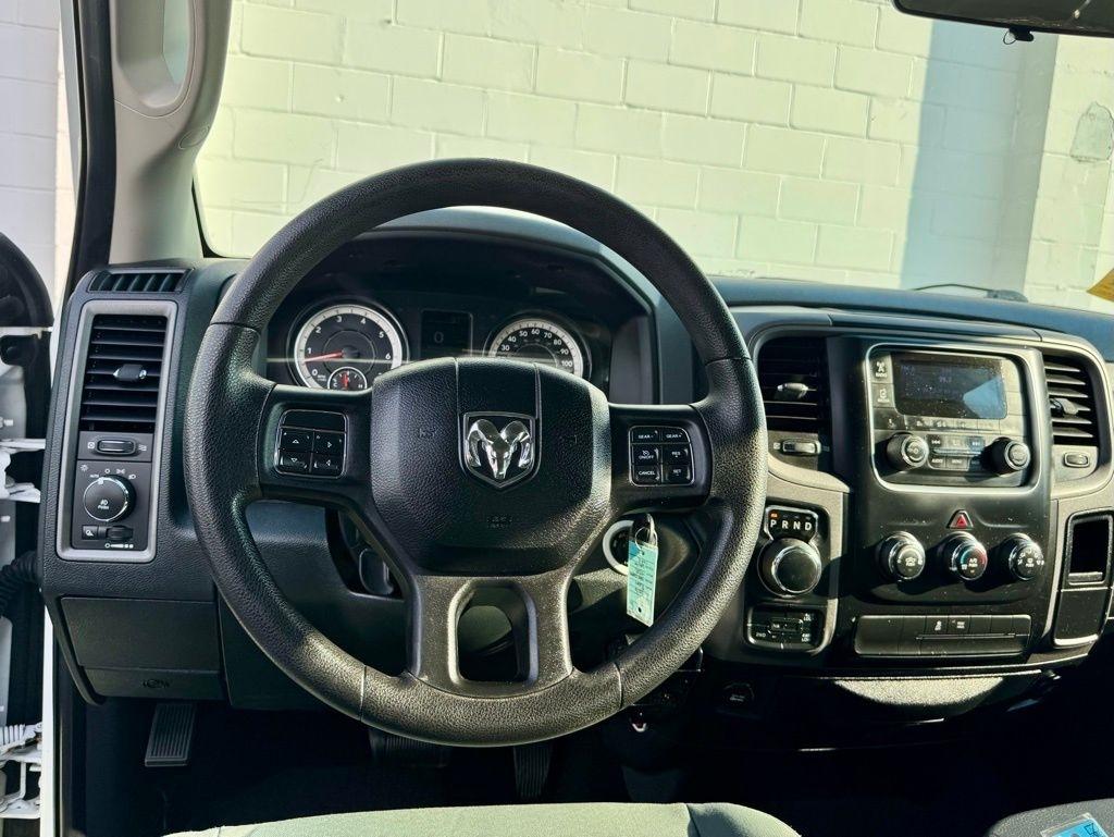 RAM 1500 4WD Crew Cab 140.5" Express 2016