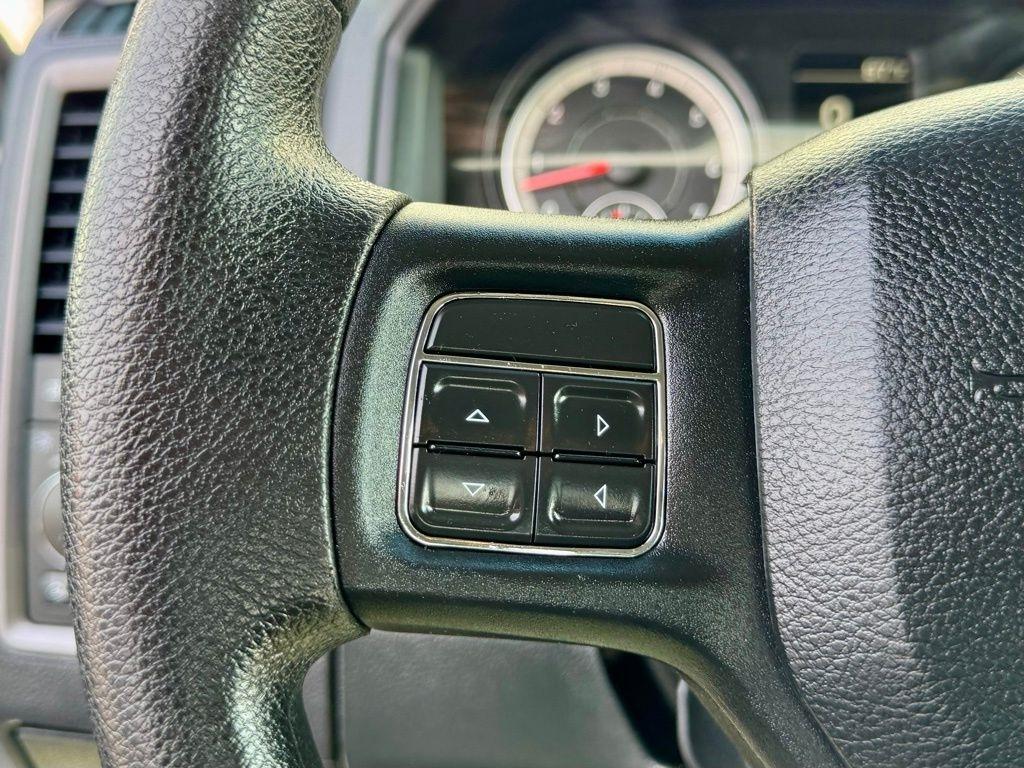 RAM 1500 4WD Crew Cab 140.5" Express 2016