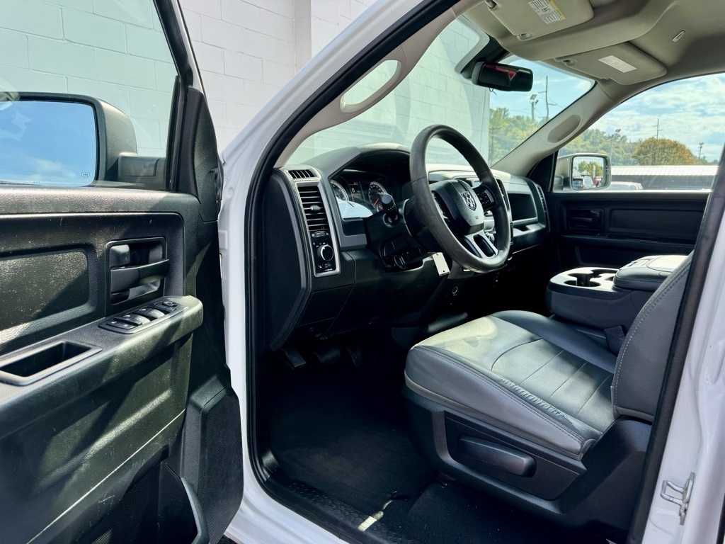 RAM 1500 Classic Tradesman 4x4 Crew Cab 5'7" Box 2020