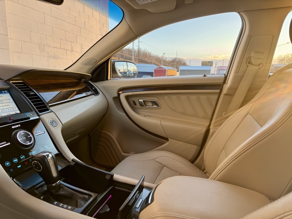 Ford Taurus Limited FWD 2018