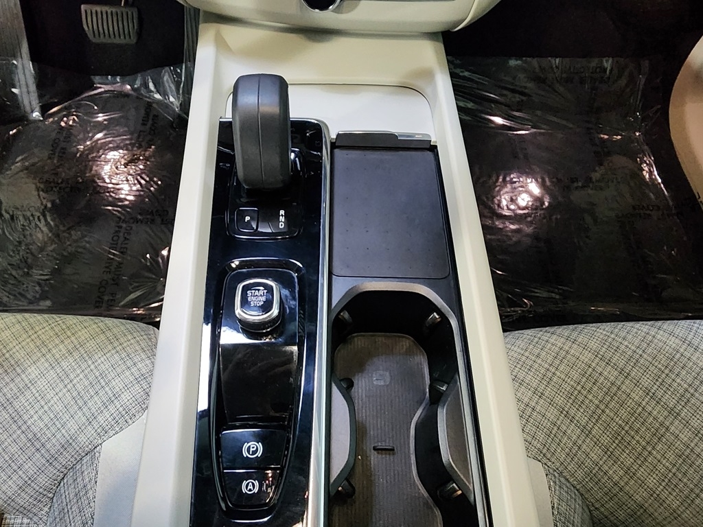 Volvo XC60 T8 Momentum Hybrid AWD 2022 Volvo XC60 T8 Momentum Hybrid AWD 2022