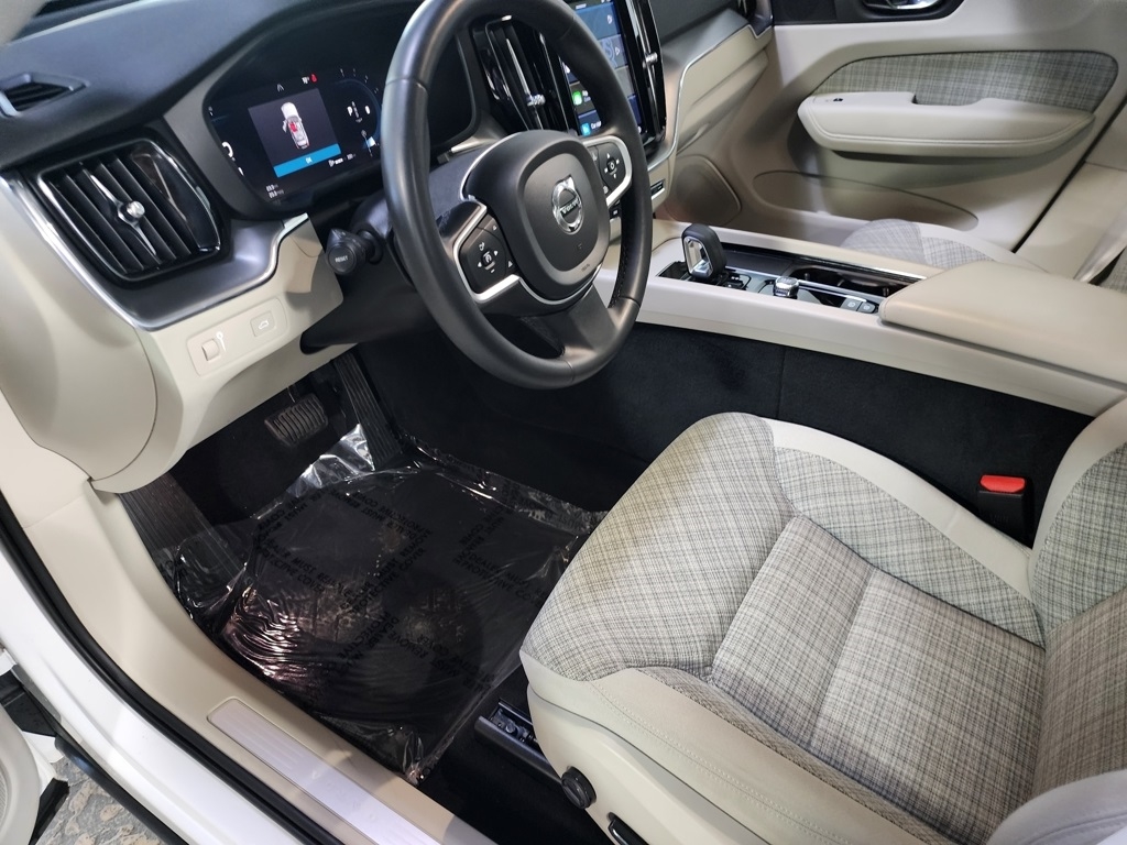 Volvo XC60 T8 Momentum Hybrid AWD 2022 Volvo XC60 T8 Momentum Hybrid AWD 2022