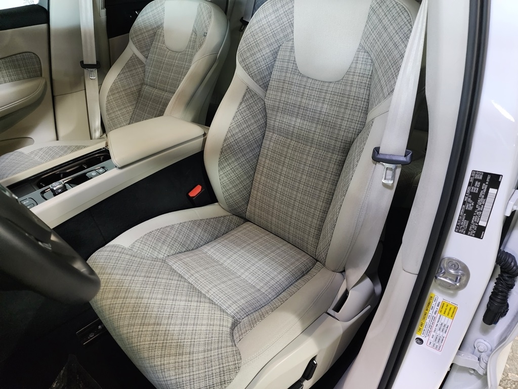 Volvo XC60 T8 Momentum Hybrid AWD 2022 Volvo XC60 T8 Momentum Hybrid AWD 2022