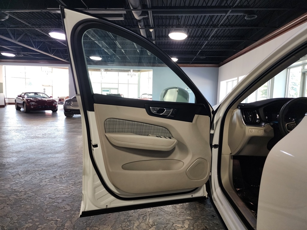 Volvo XC60 T8 Momentum Hybrid AWD 2022 Volvo XC60 T8 Momentum Hybrid AWD 2022