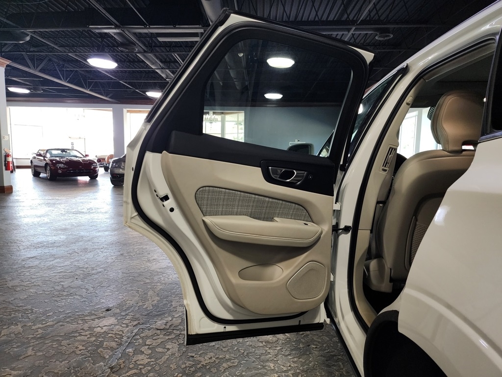 Volvo XC60 T8 Momentum Hybrid AWD 2022 Volvo XC60 T8 Momentum Hybrid AWD 2022