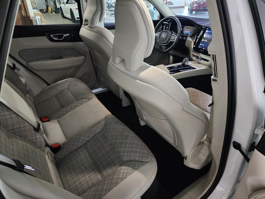 Volvo XC60 T8 Momentum Hybrid AWD 2022 Volvo XC60 T8 Momentum Hybrid AWD 2022