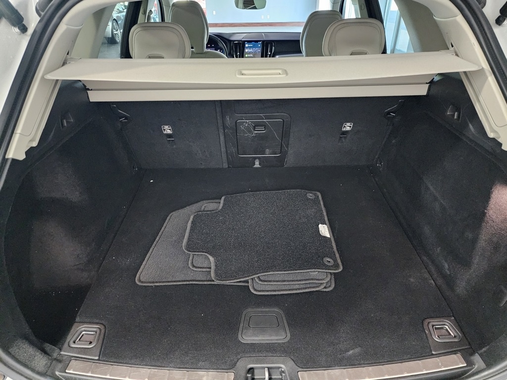 Volvo XC60 T8 Momentum Hybrid AWD 2022 Volvo XC60 T8 Momentum Hybrid AWD 2022